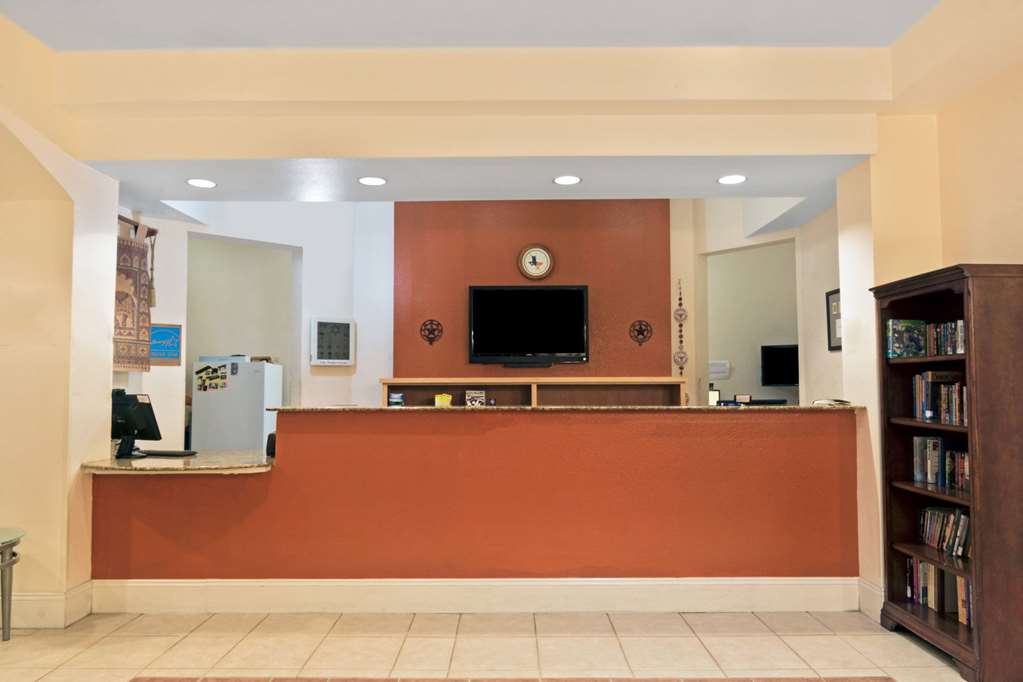 Super 8 by Wyndham Austin Airport South - photo 2