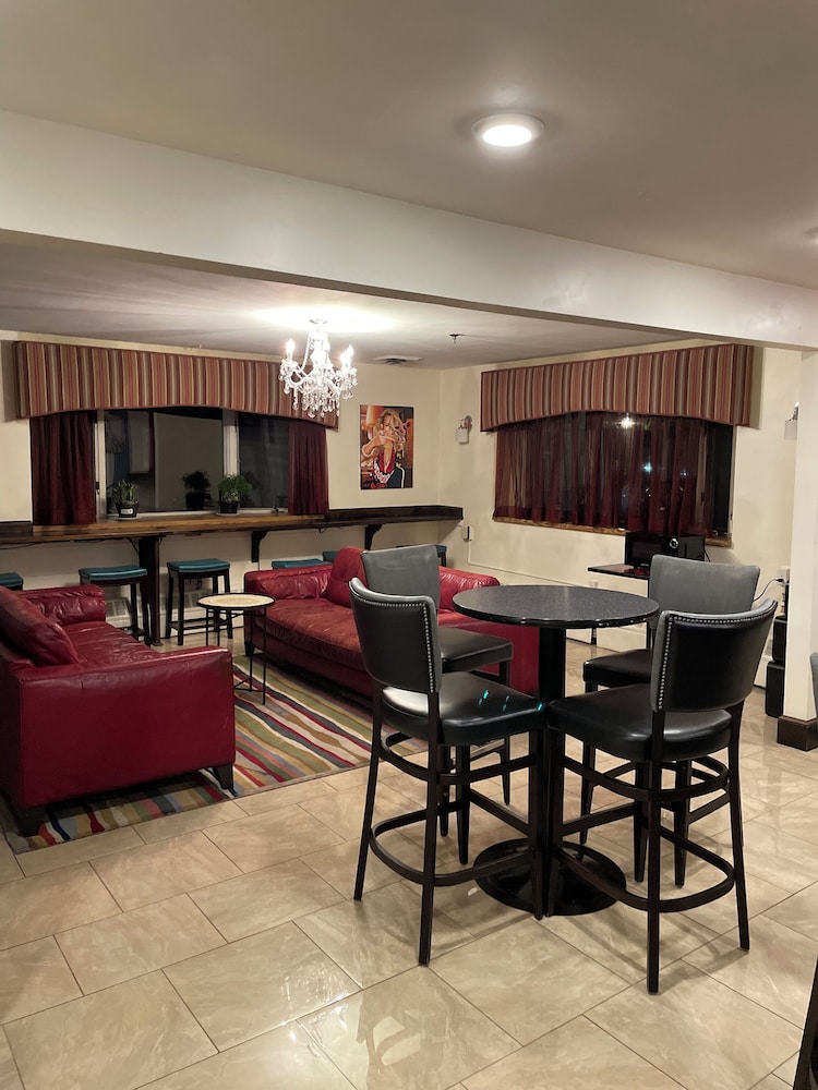 Broadway & Main Hotel - photo 3