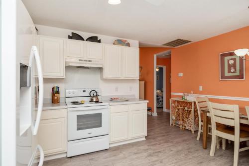 9th Street Sandy Feet by Oak Island Accommodations - photo 10
