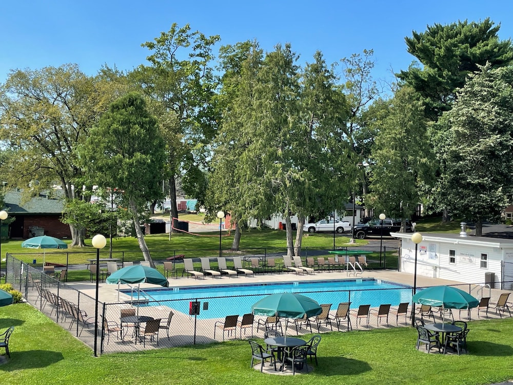 Amber's Inn & Suites - photo 32