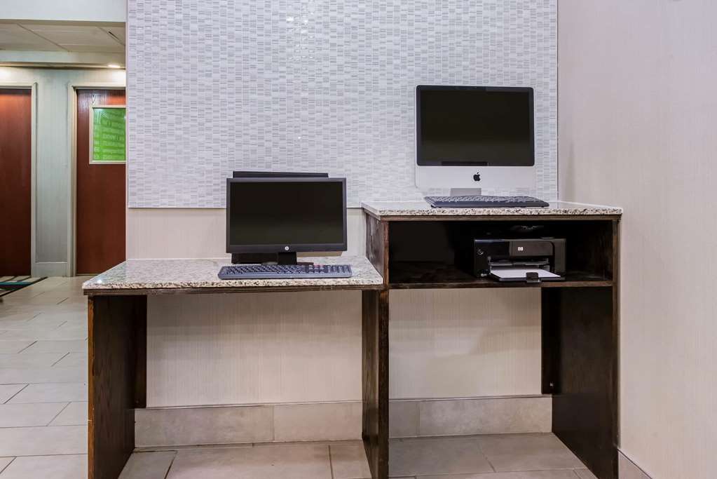 La Quinta Inn & Suites by Wyndham Fairborn Wright Patterson - photo 32
