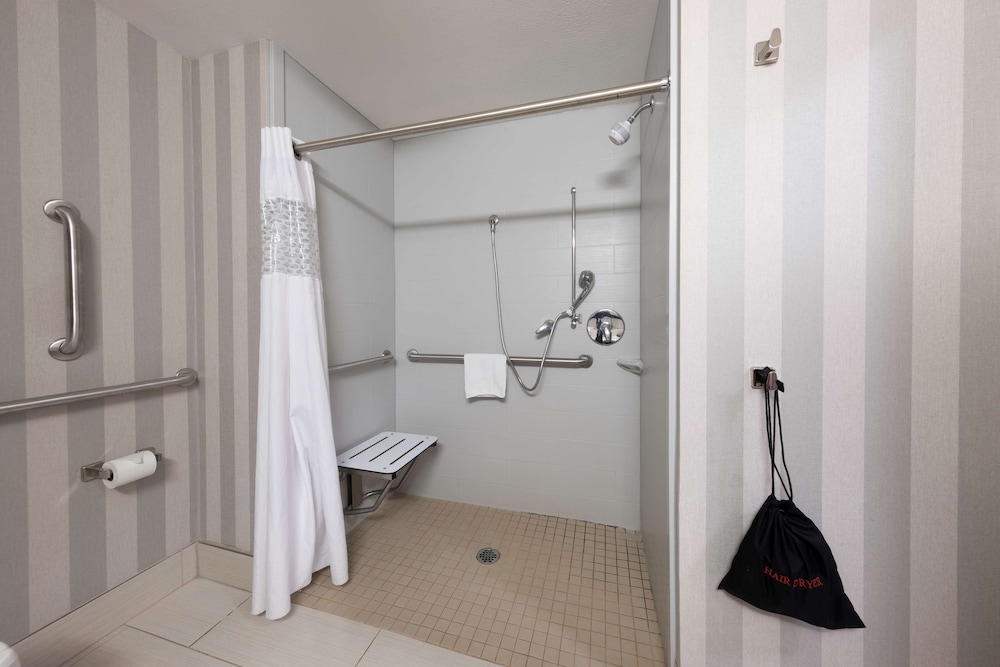 Hampton Inn & Suites DuPont - photo 33