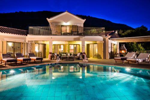 Villa Lemoni Skala Heated Infinity Pool with Sea Views & Outside Cinema — 4-Star Luxury Hotel in Skala, Greece