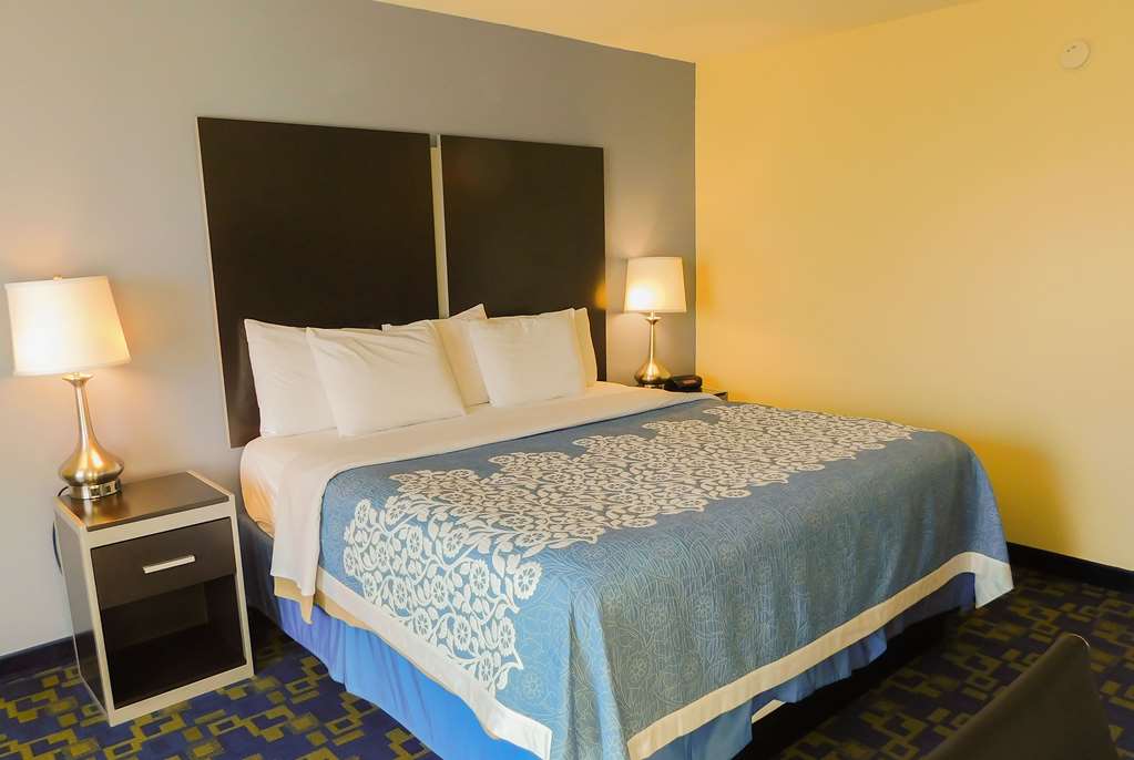 Days Inn & Suites by Wyndham Pocahontas - photo 7