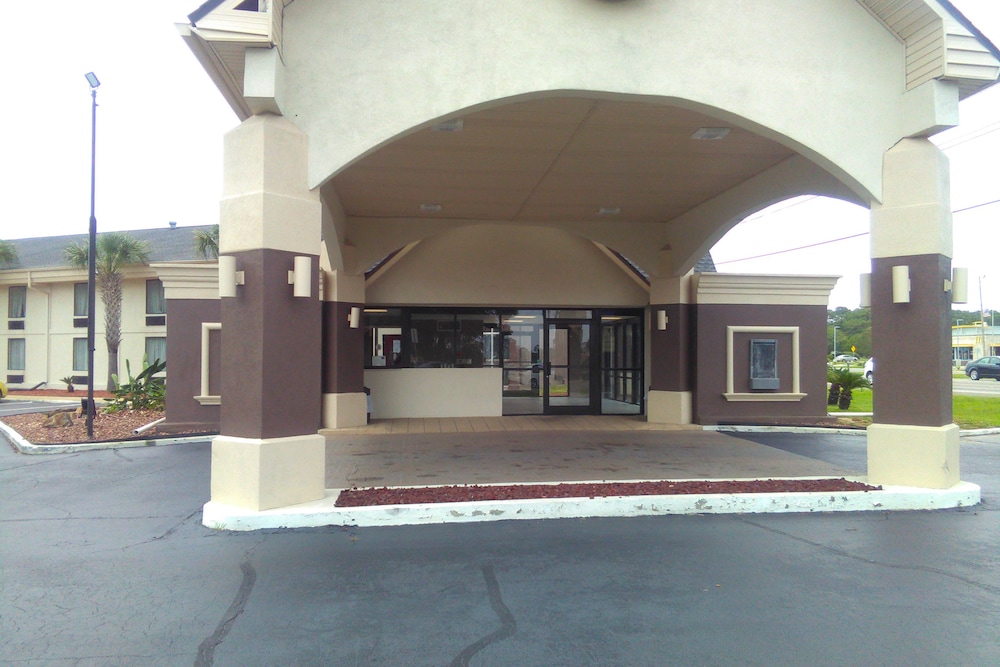 Baymont by Wyndham Pensacola - photo 15