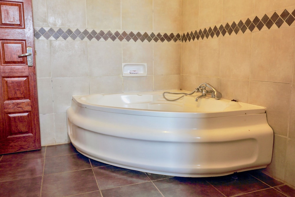 Deep soaking bathtub