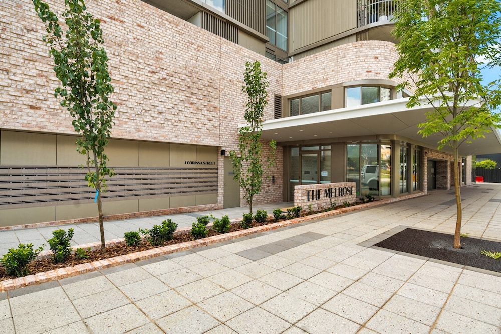 Bright 2 Bed Apartment with Gym BBQ & Pool Access — Phillip — photo 4