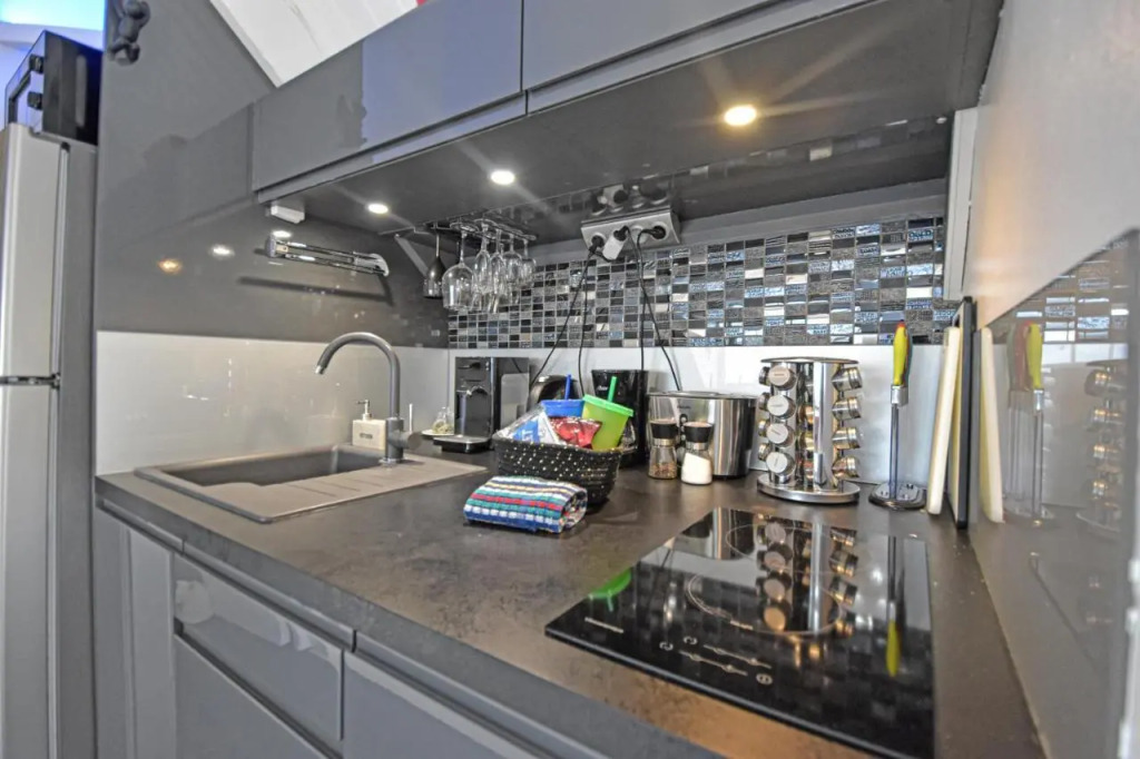 Deja Blue Comfortable Beachfront condo — 4-Star Luxury Hotel in Marigot, Saint Martin