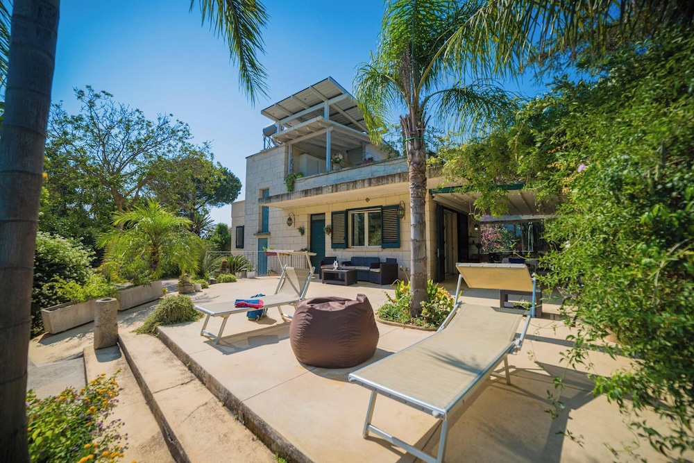 Villa Civico 32 2 Countryside And Pool — 4-Star Luxury Hotel in Carpignano Salentino, Italy