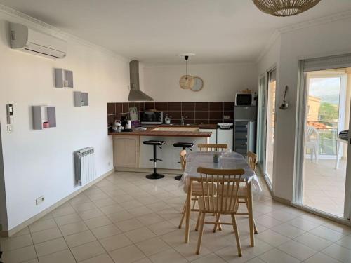 Les Cistes Appt Type 3 Avec Terrasse Vue Sur Mer — Propriano