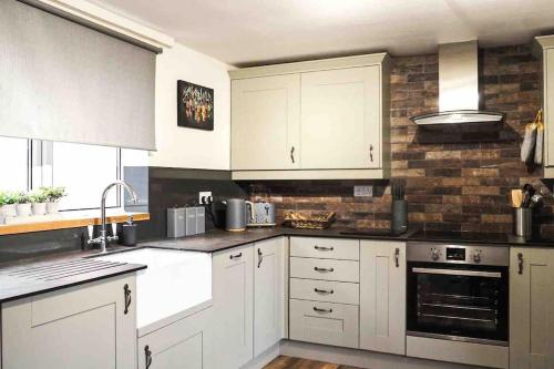 Large Cottage Beach Pubs Shops Netflix BBQ Dog Friendly
