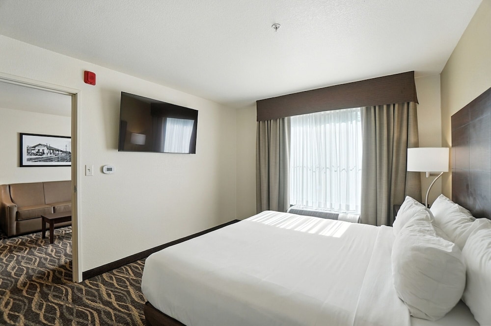 Cobblestone Hotel & Suites Bellefontaine - photo 43