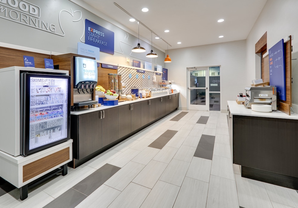 Holiday Inn Express Hotel & Suites Cleburne by IHG - photo 38