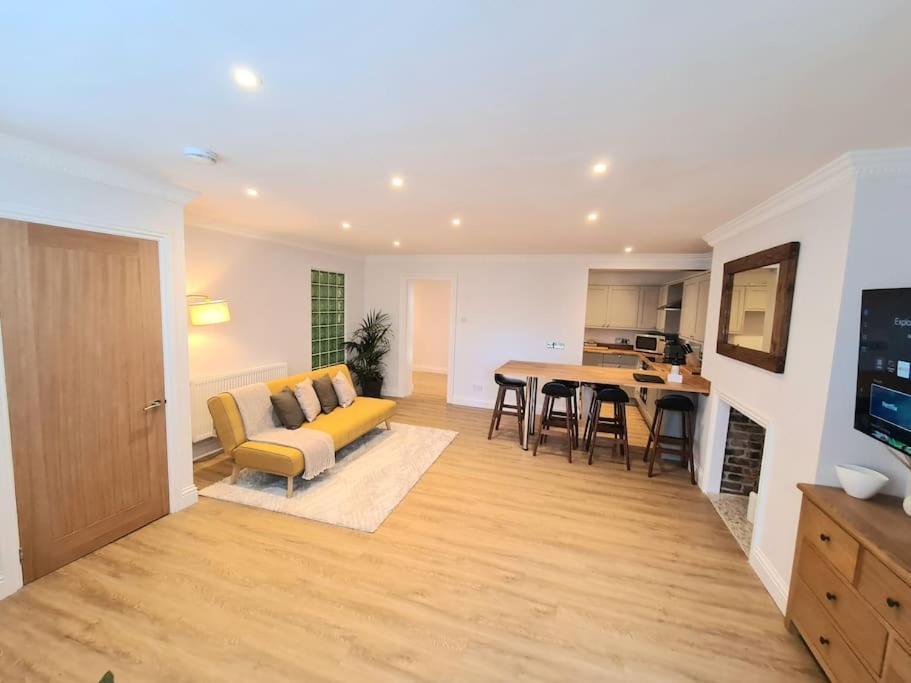 Luxury Spacious 3 Bedroom Beachfront Apt with Parking & Courtyard Shoreside — 4-Star Luxury Hotel in Margate, United Kingdom