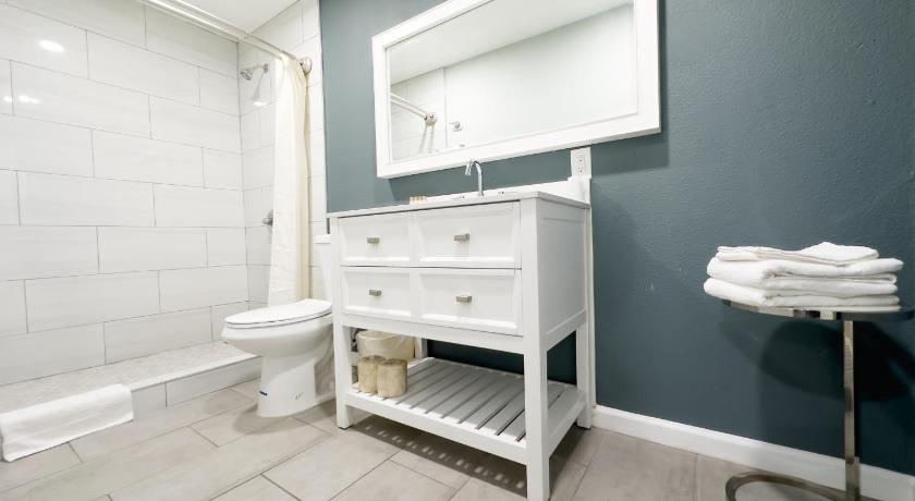 Courtesy Inn And Suites - photo 12