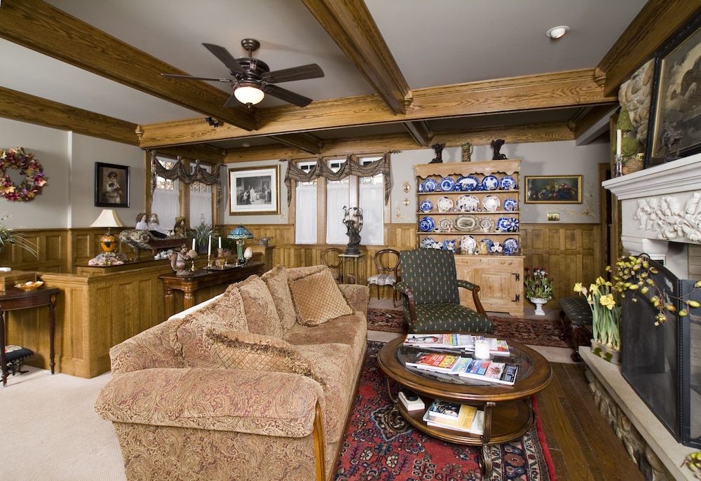 The Victorian Tudor Inn - photo 11
