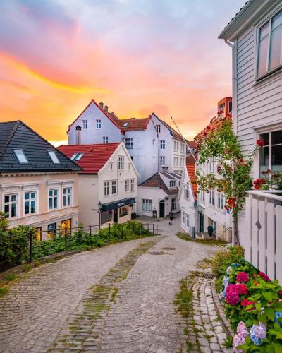 Dinbnb Homes I Historical 1850 House — 4-Star Luxury Hotel in Bergen, Norway