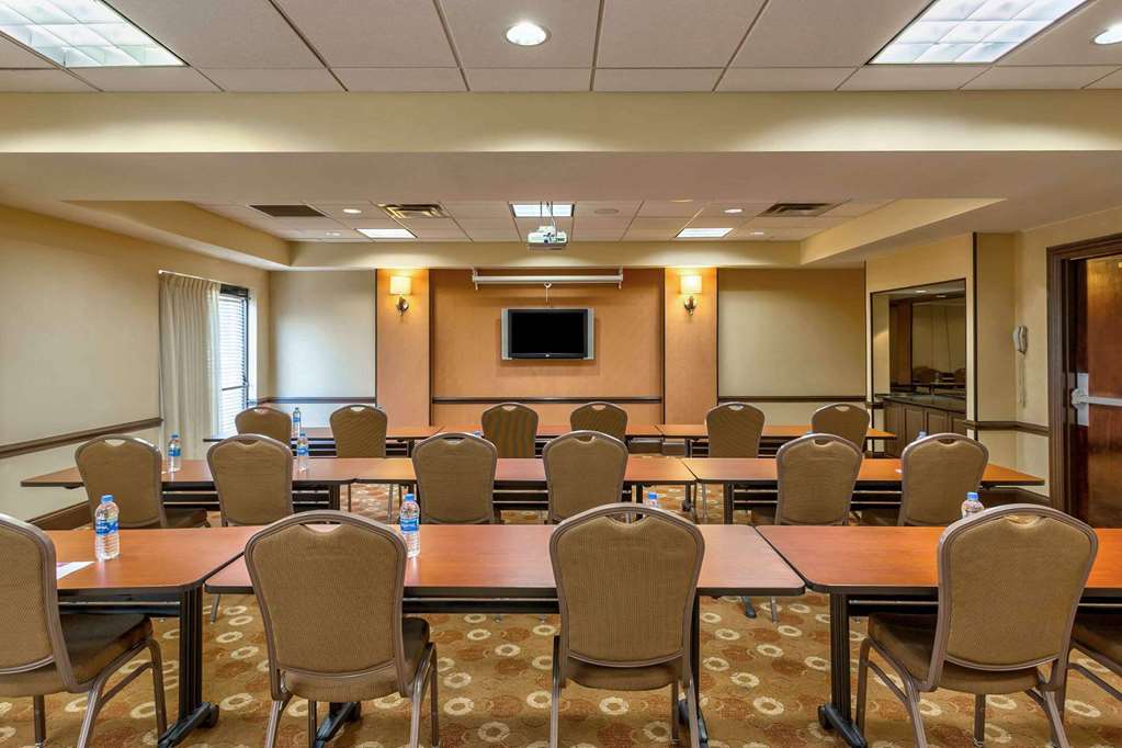 Wyndham Garden Kansas City Airport - photo 32