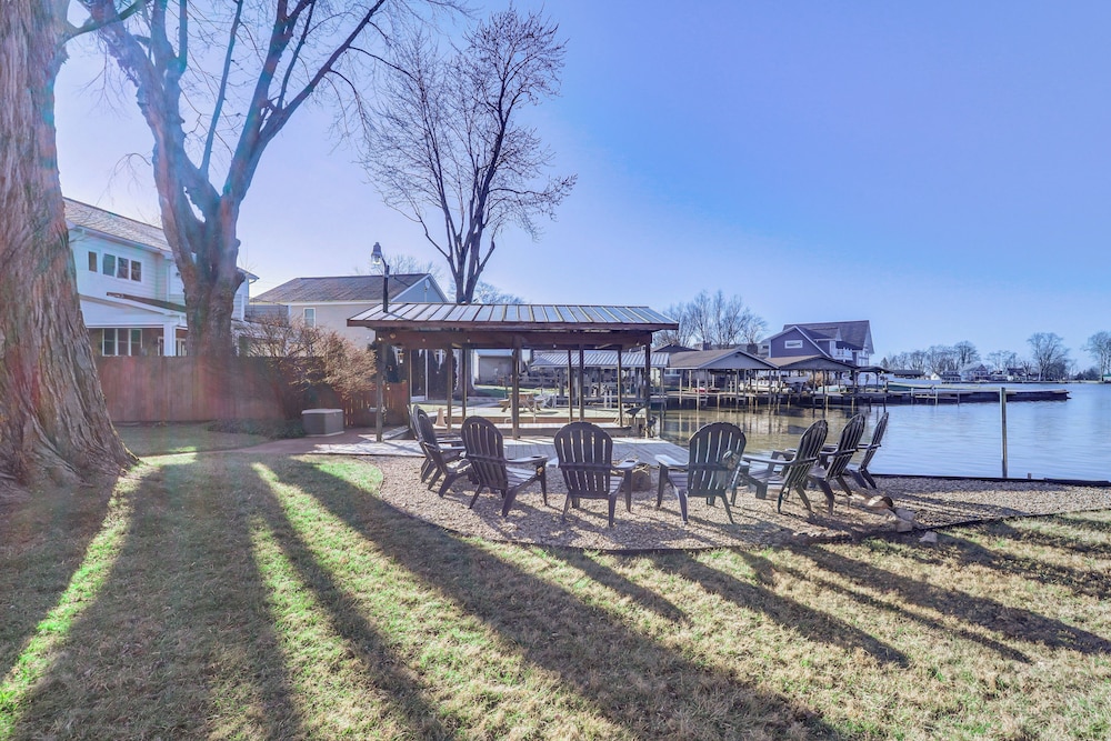 Modern Buckeye Lake Retreat: Game Room & Fire Pit — hotel in Buckeye Lake