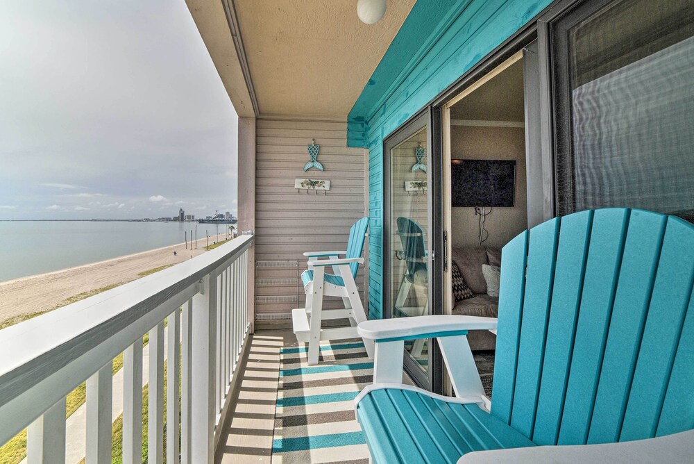 Updated Front Beach Condo w Resort Amenities in Corpus Christi, United States