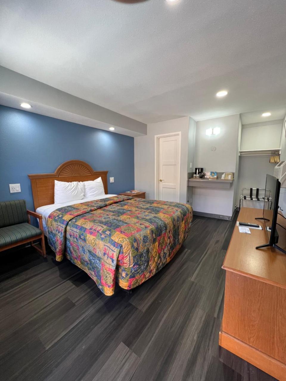 Bishop Elms Motel - photo 2