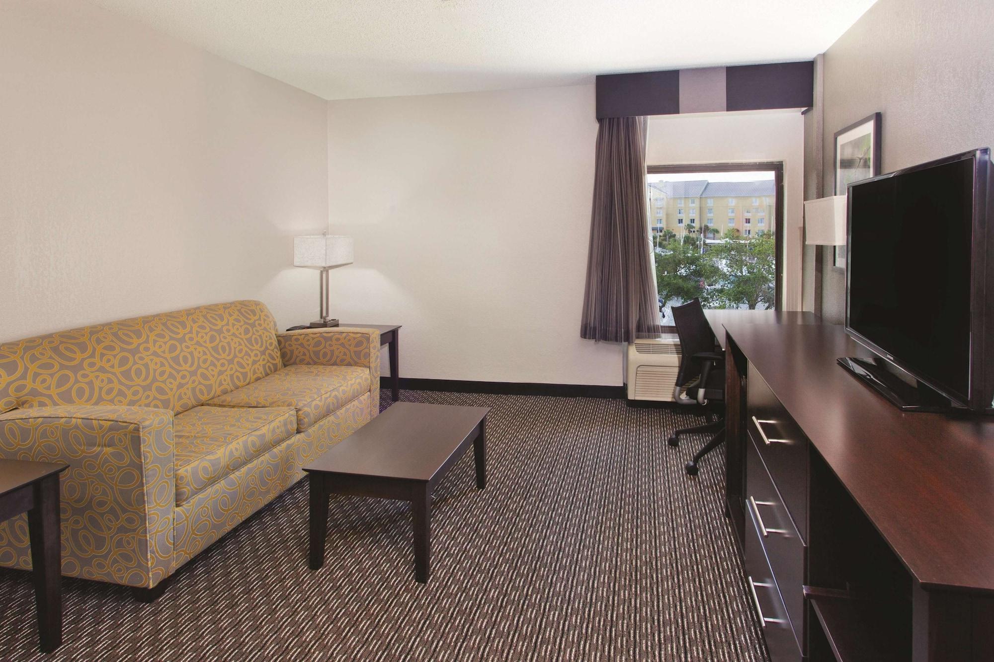 La Quinta Inn & Suites by Wyndham Charleston Riverview - photo 9