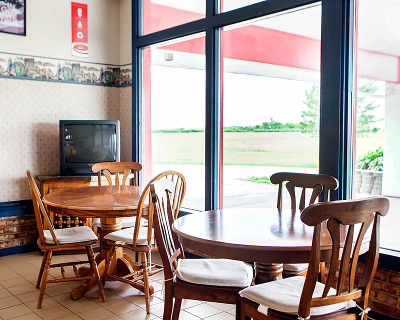 Econo Lodge West Liberty - photo 12