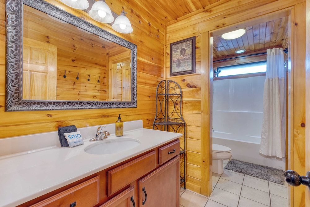 Bear Cove by Avantstay Hot Tub Pool Table - photo 11