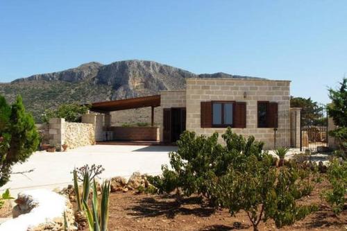 Casa vacanze Villa Raffaela — 4-Star Luxury Hotel in Favignana, Italy