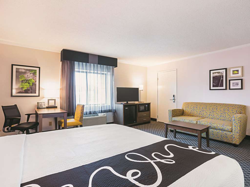 La Quinta Inn & Suites by Wyndham Atlanta Midtown Buckhead - photo 12
