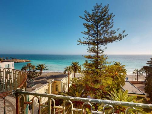 Grand 2P face mer en centre ville dans un palace avec parc à Menton FR 1 196 318 in Menton, France