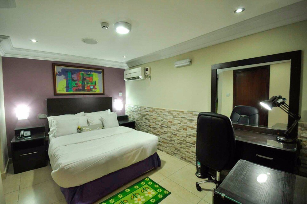 Jeromes Gardens And Suites