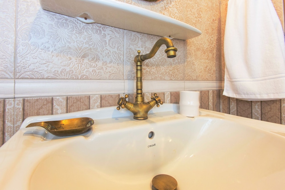 Bathroom sink