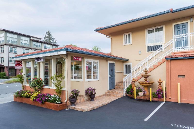 Howard Johnson by Wyndham Berkeley - carbon neutral hotel in Berkeley