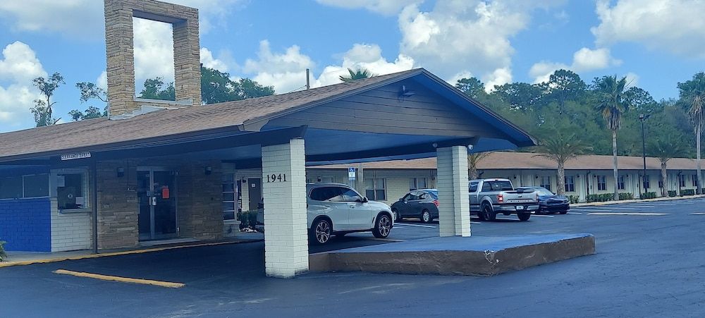 Hotel Blue in Deland, United States