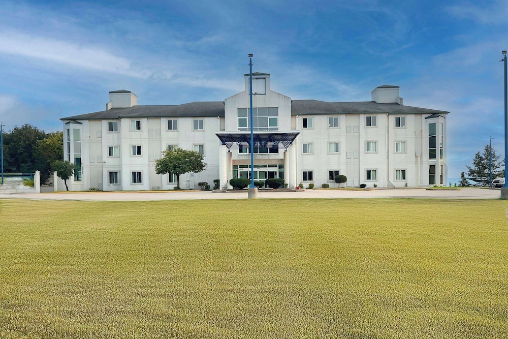 Baymont by Wyndham Kingdom City - photo 28