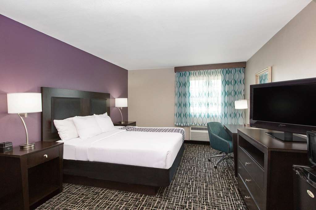 La Quinta Inn & Suites by Wyndham Blue Springs - photo 16