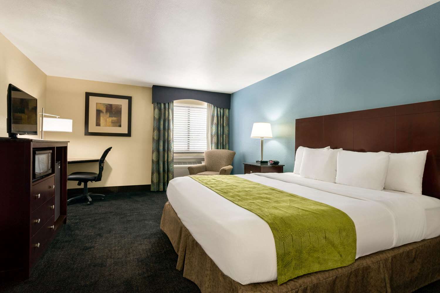 Super 8 by Wyndham Nashville Airport North - photo 4