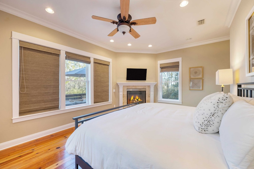 Blackwater Bay Hideaway by Avantstay Waterfront Pool Dock Hot Tub in Milton, United States