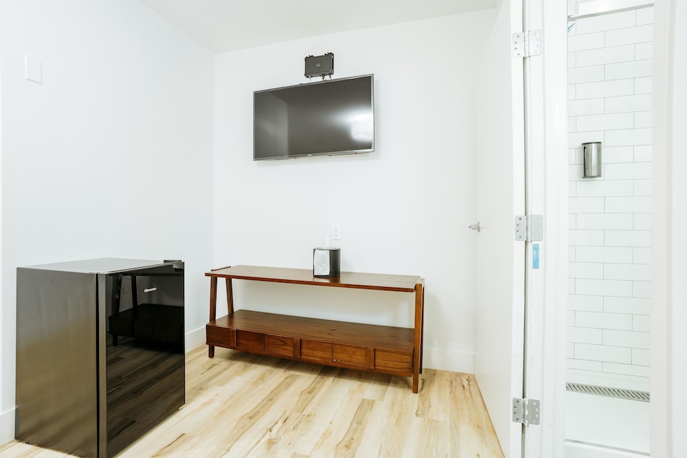 The Belmont Shore Inn - photo 17