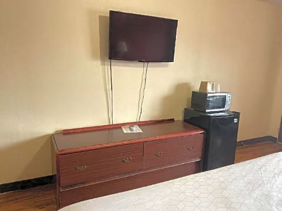 Dollar Save Inn - photo 10