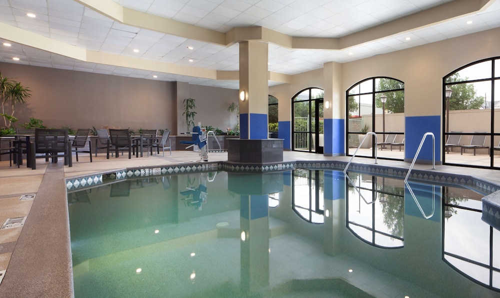 Embassy Suites by Hilton Dallas Near the Galleria - photo 33