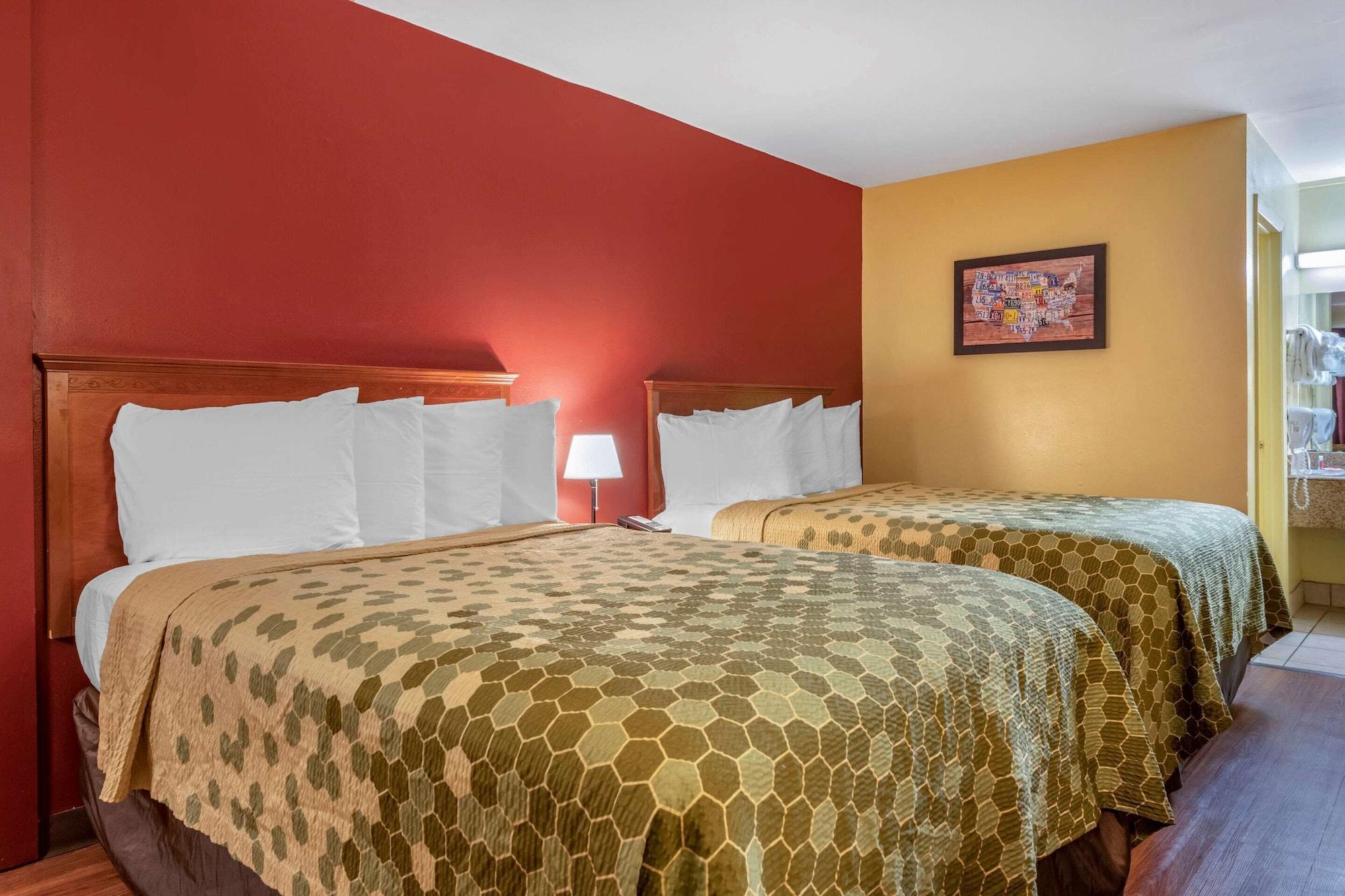 Econo Lodge Inn & Suites Maingate Central - photo 24