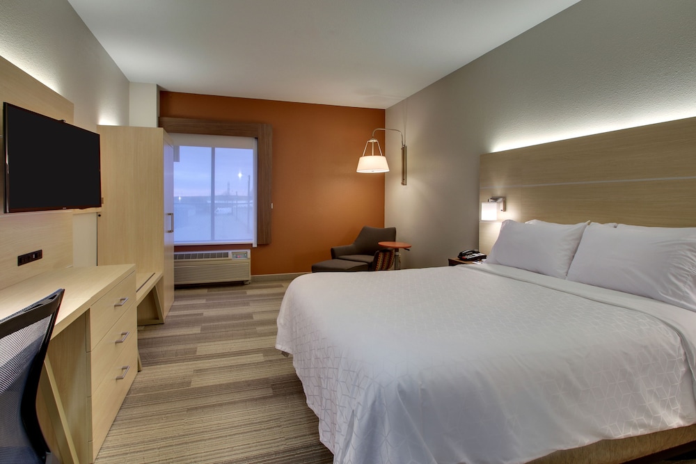 Holiday Inn Express & Suites Interstate 380 at 33rd Avenue by IHG - photo 4