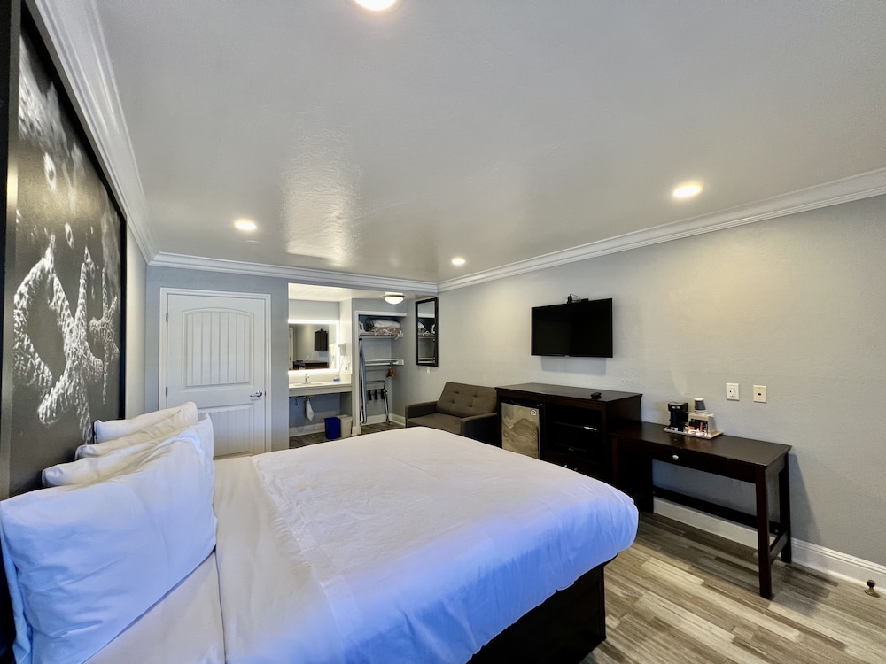 Aura Inn Monterey - photo 61
