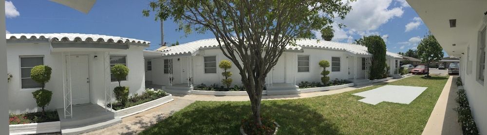 1 Bedroom Tropical Pool House — 4-Star Luxury Hotel in Hallandale Beach, United States