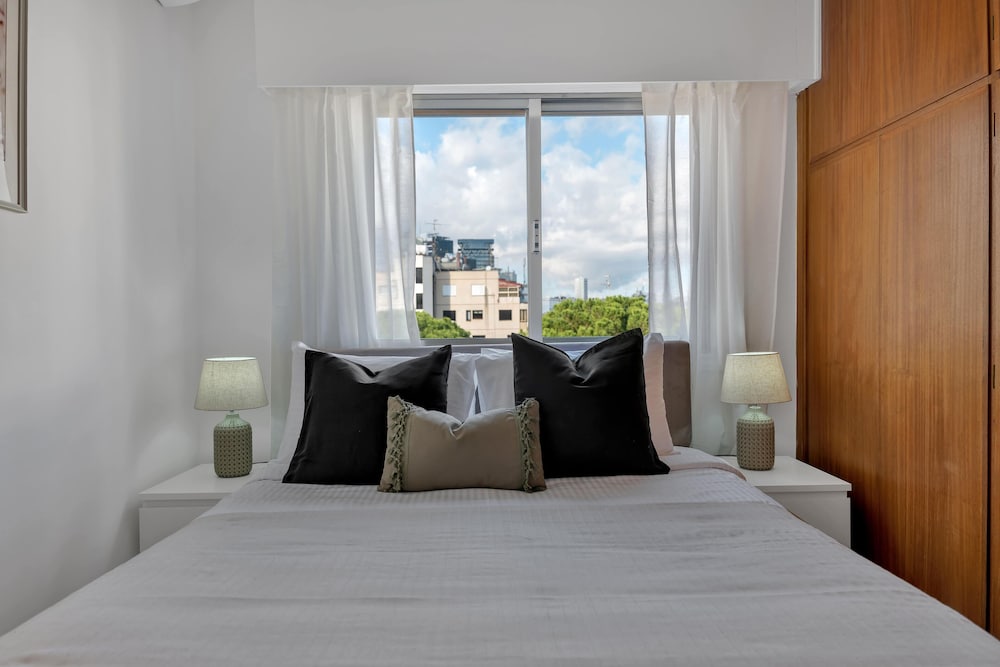 Phaedrus Living: Romanou Modern City Center Flat