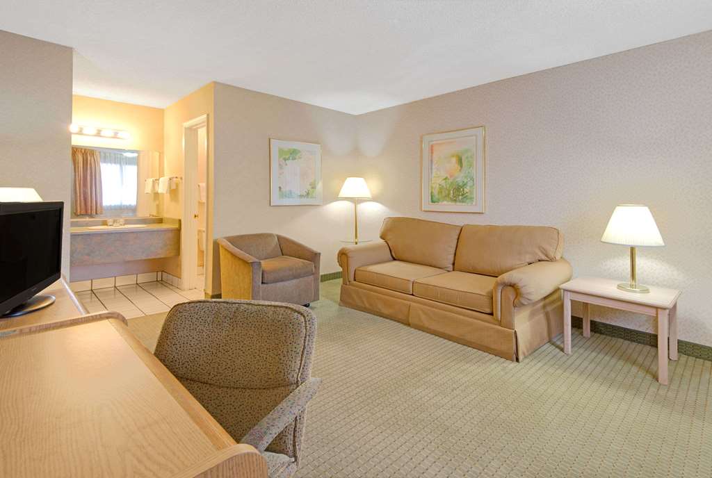 Days Inn by Wyndham Albuquerque City Center - photo 13