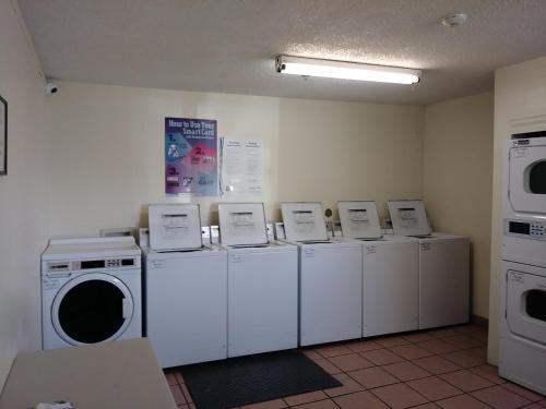 InTown Suites Extended Stay Albuquerque - photo 12