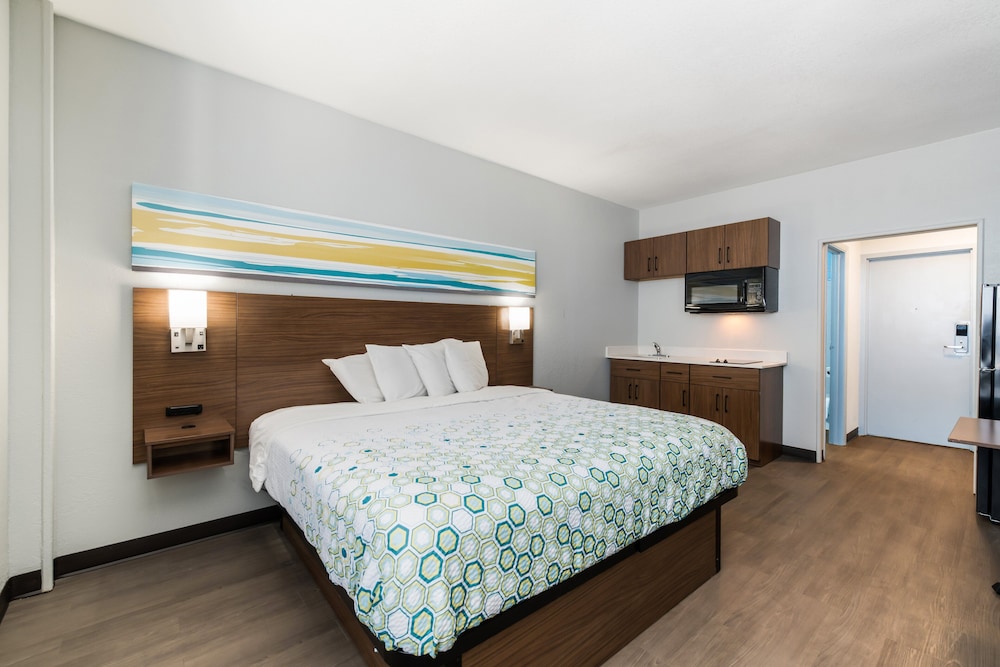 HomeTowne Studios By Red Roof Newport News Hampton West - photo 17